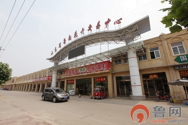 龙泉街道董村花卉市场 东200米 底上8间，靠近大路旁！