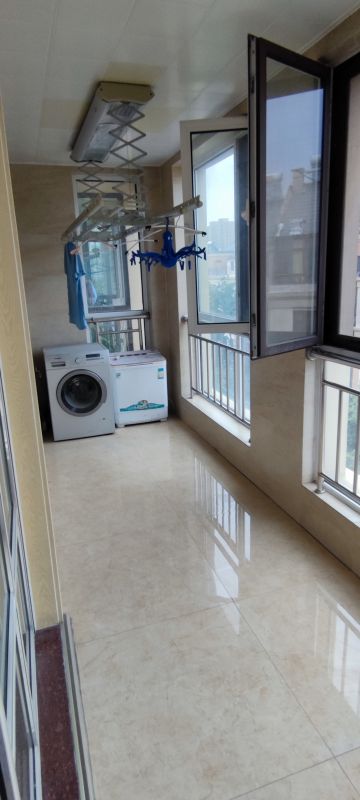精装修3室2厅1卫120m22500元/月