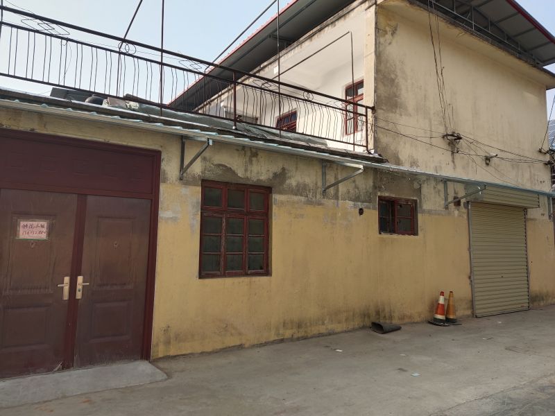 新华街独院，有门头，有停车位，适合商住两用