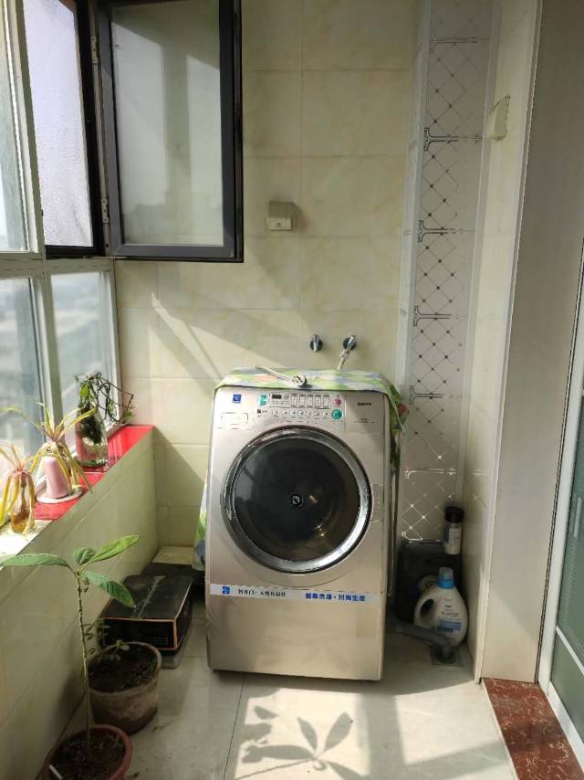 精装修2室2厅1卫105m21400元/月