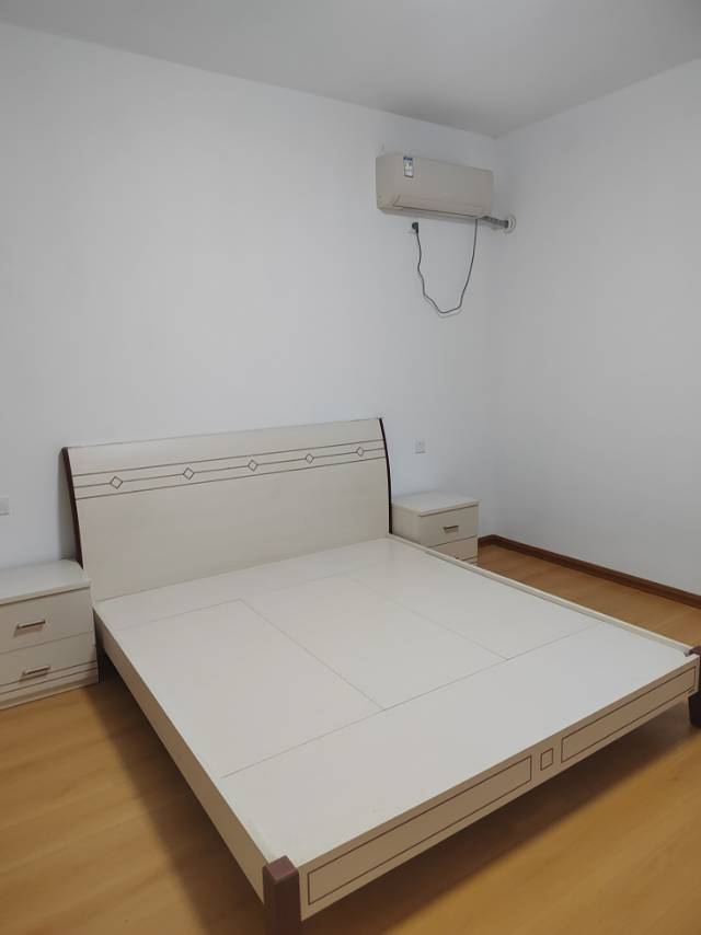 普通装修4室2厅2卫200m22600元/月