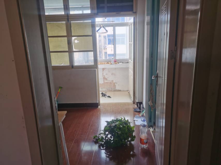 普通装修3室1厅1卫82m21300元/月