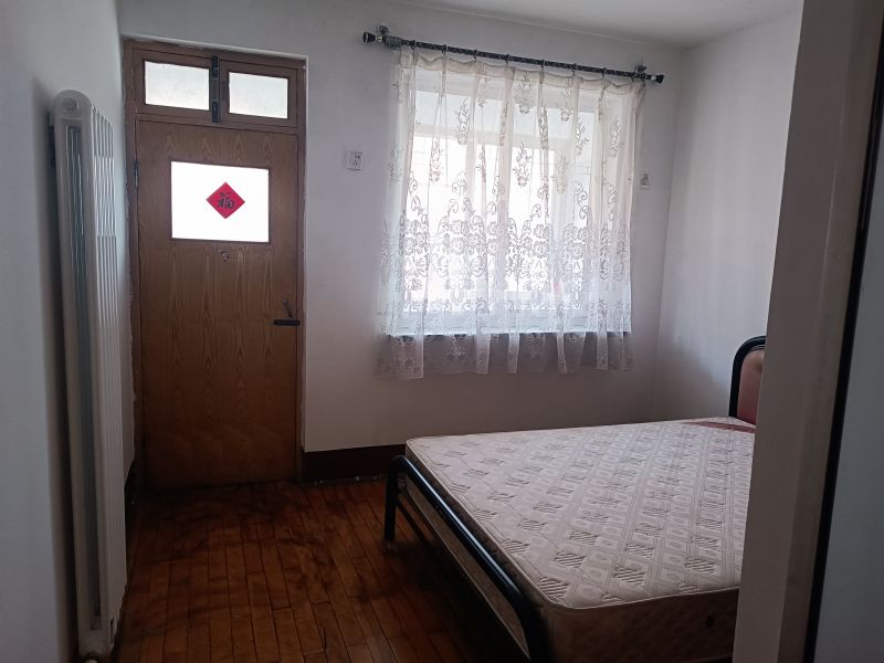 普通装修3室1厅1卫90m21700元/月