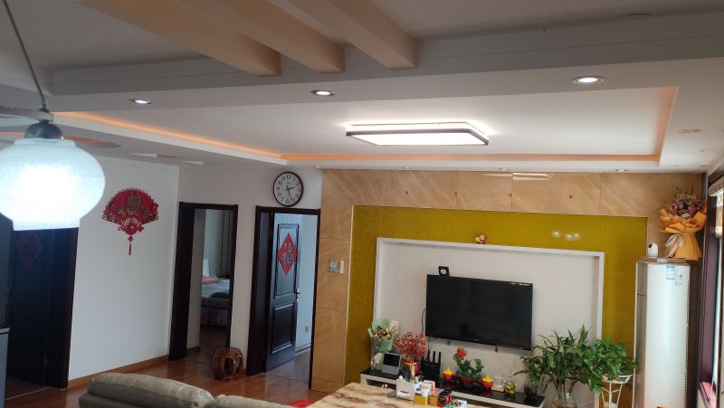 学区房，新兴路步行街南区，南户134㎡，三室一厅二阳二卫，第10层共13层，送地下室，电梯，一梯三户