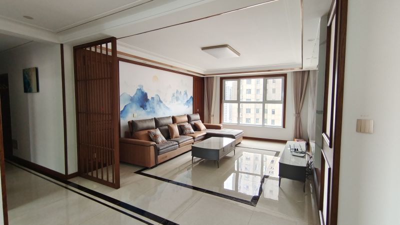 精装修3室2厅2卫140m2115万元