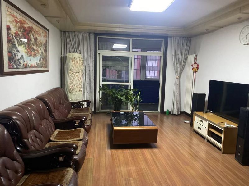 精装修3室2厅1卫135m21400元/月