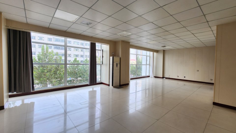 人民医院对过写字楼1室1厅1卫1200m22200元/月