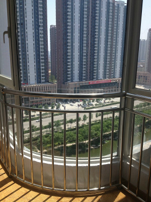 碧水云天中央城，城市的中心地带，位置优越，交通方便！