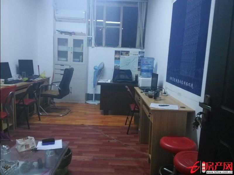 出租步行街华联电脑城四楼写字间