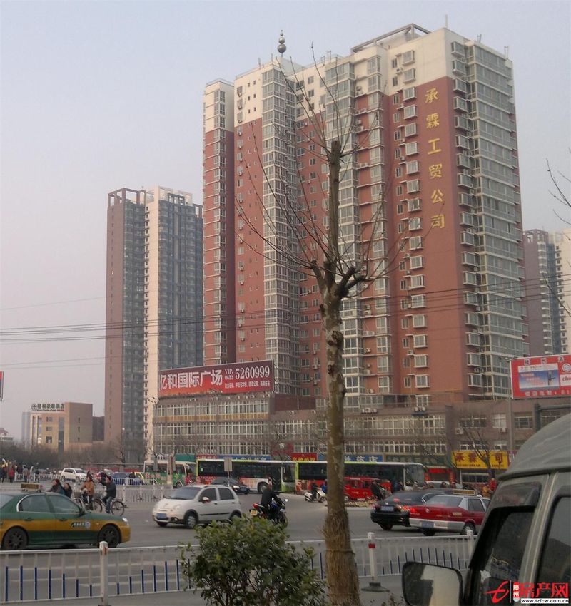 人民医院公交车站，杏坛广场，精装修，没住过。