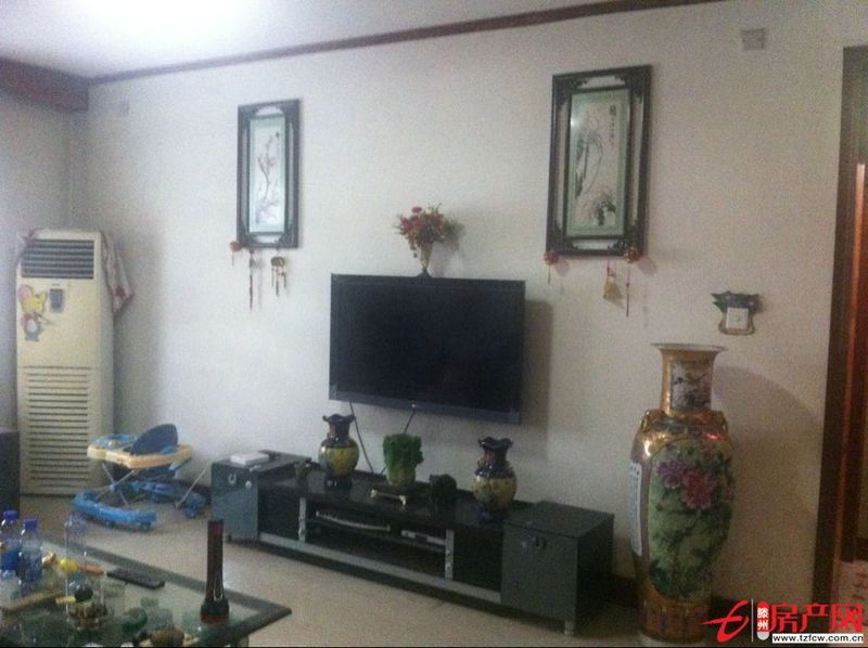 鸿兴嘉苑一楼带院，两个车位，所有东西一应俱全，真正拎包入住