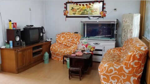 金孔府小区房间干净卫生，家具齐全精装修。拎包即可入住，限女生
