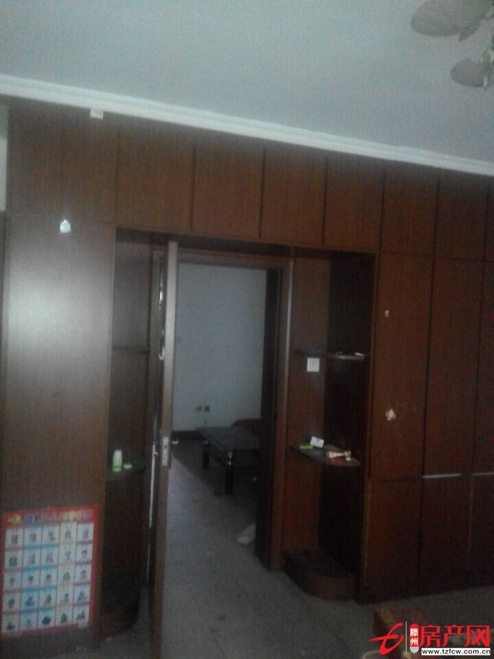 龙泉小区，龙泉广场对面，装修，有家具，拎包即住