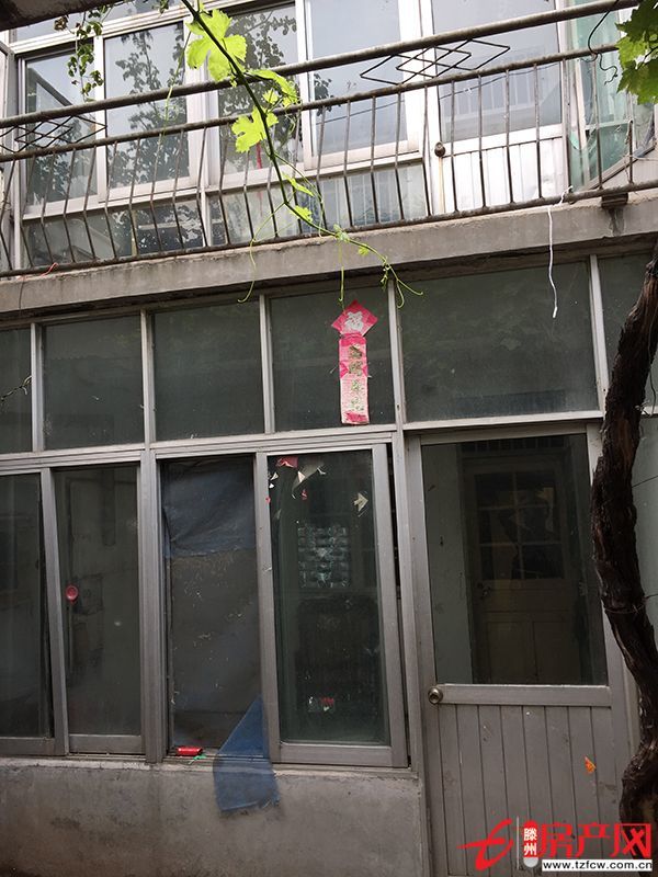 出门就是荆河公园，周围环境好，普通装修，独院，两层。