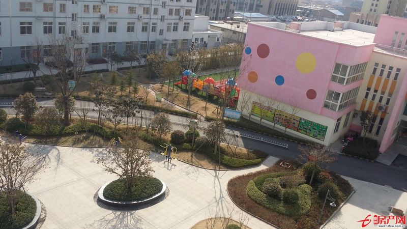 城东稀缺多层住宅，楼西面是实验幼儿园东园，楼前是广场