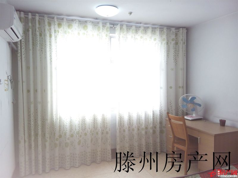 步行街北首，华联超市对面，交通方便，拎包即住