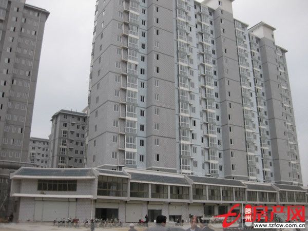 和谐康城顶楼，齐脊顶，毛坯，含上房费地下室，全款，可押款一万
