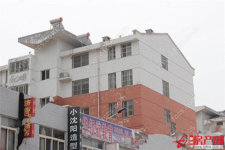 东方明珠，带储藏室，证满五年，可贷款，多层
