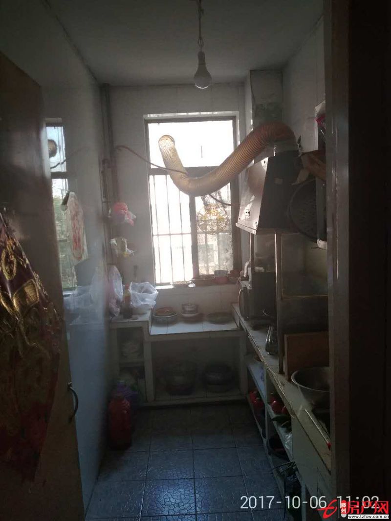 诚信花园三室一厅地上一楼价格合适