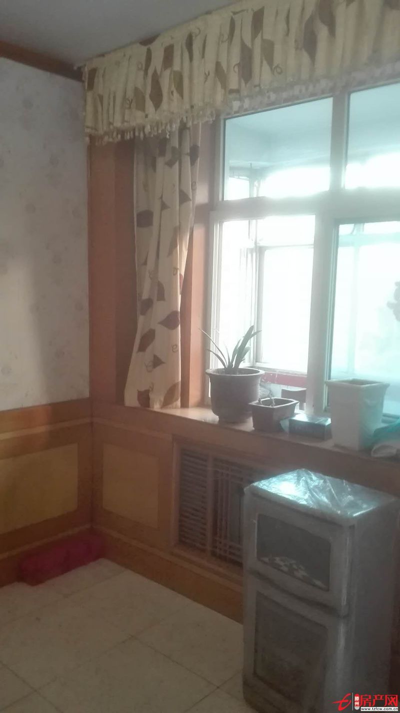 新兴小区精装修三室两厅有部分家具可随时拎包入住可半年付