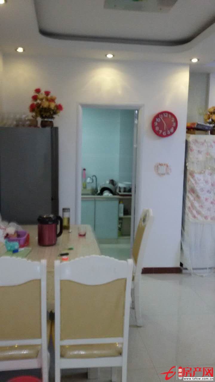 该房为新房南户，精装修，两梯三户，位于荆河东路路南。