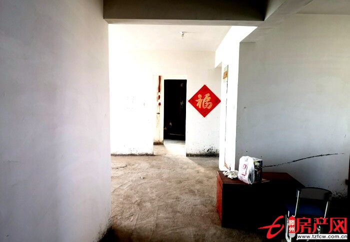 南一排，非回迁，毛坯已改水电暖，新证，无储藏室车库。