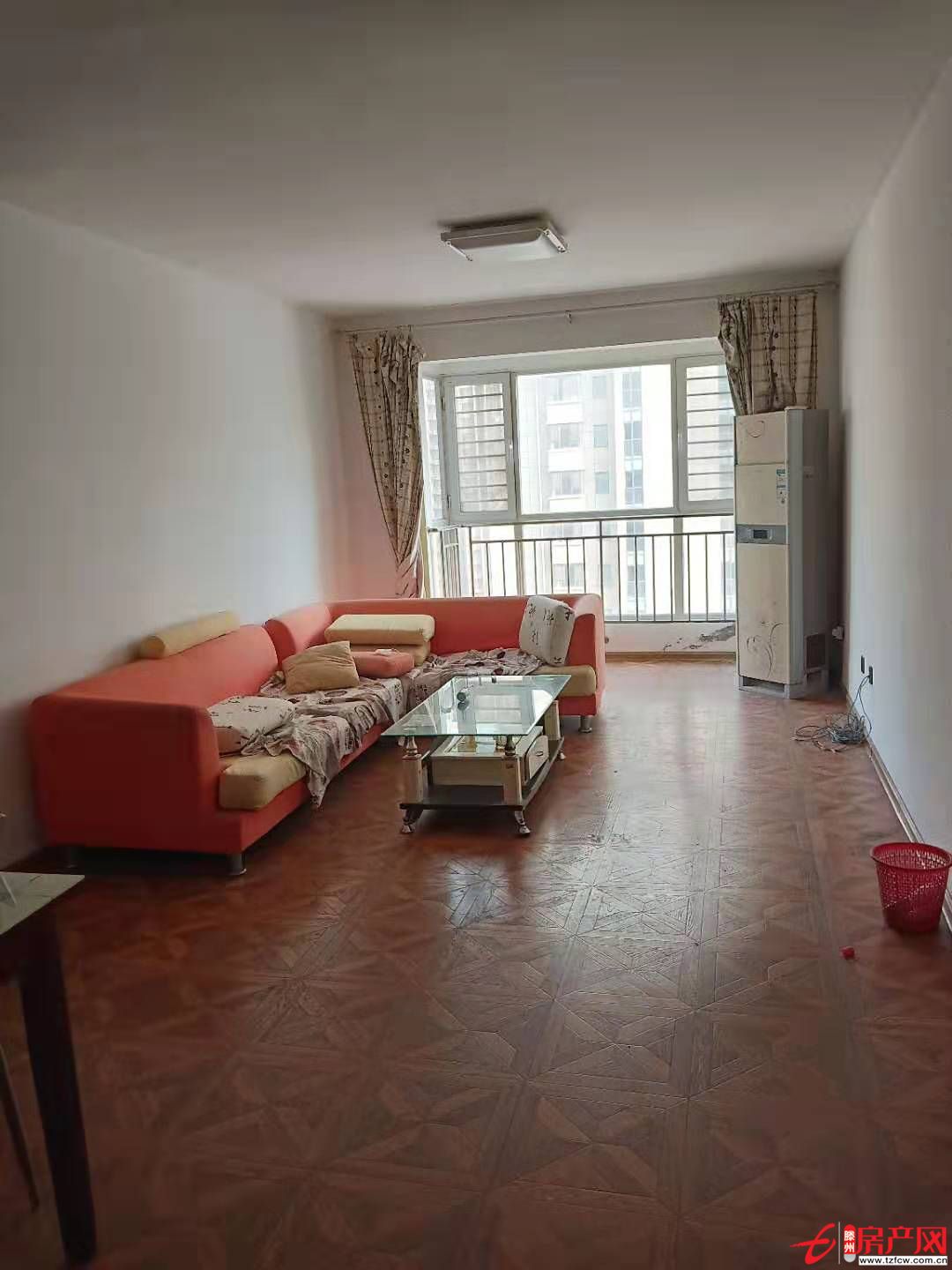 威尼斯一区简装三室家具家电齐全，拎包入住