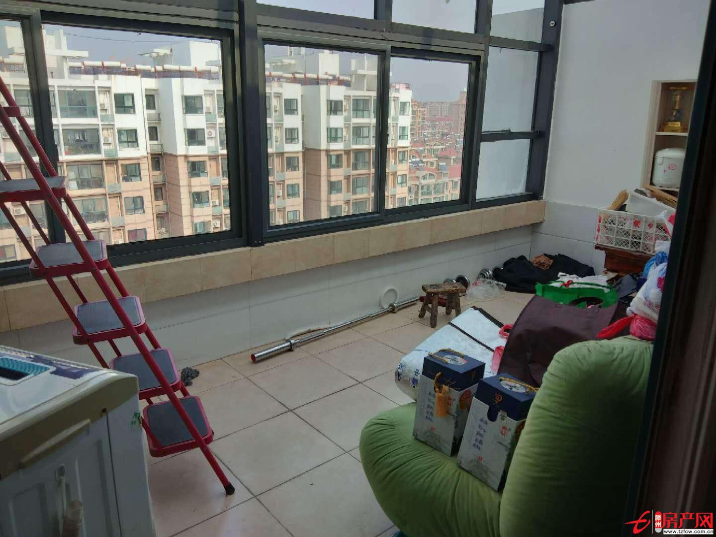 苹果花园经典三室前排简单装修送一个大平台储藏室房产证满两年