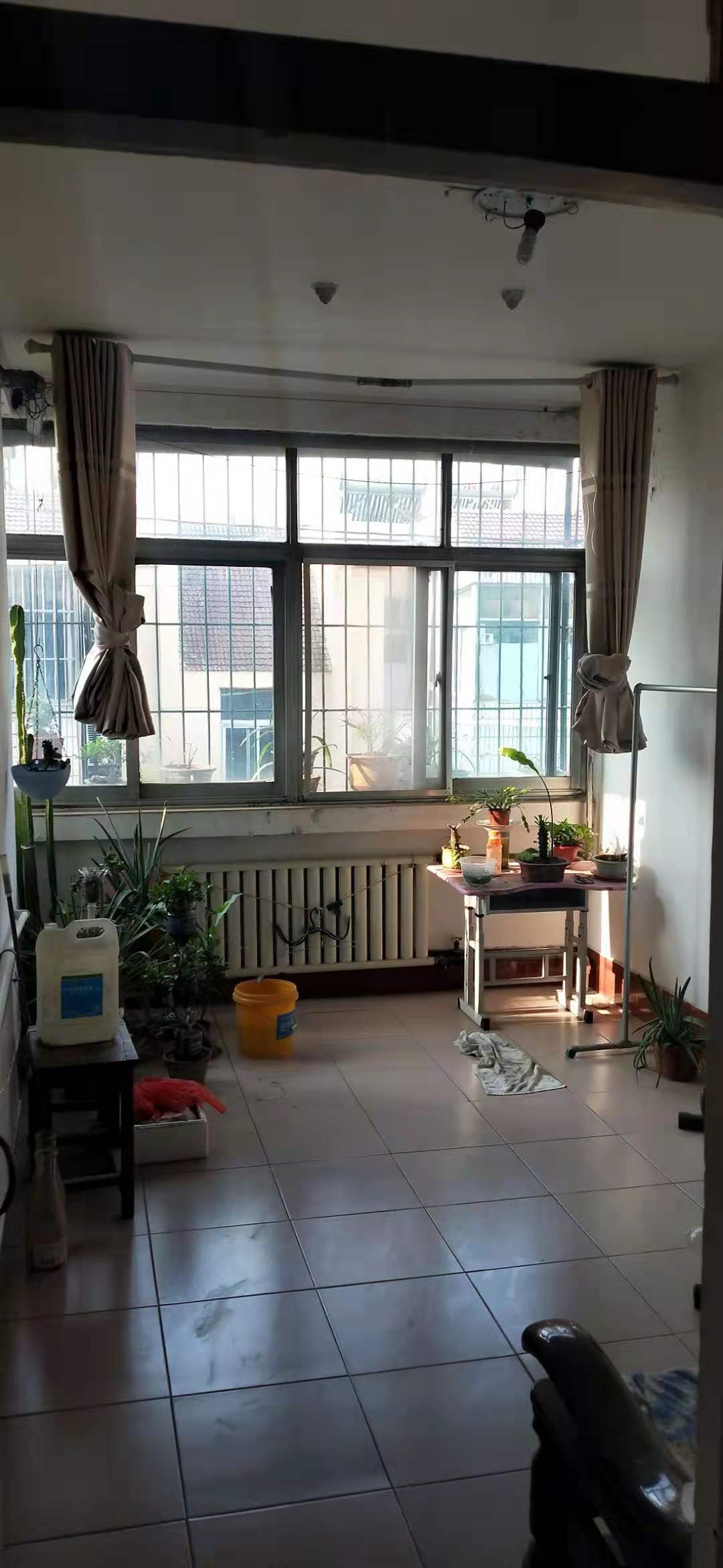 普通装修3室1厅1卫80m2900元/月