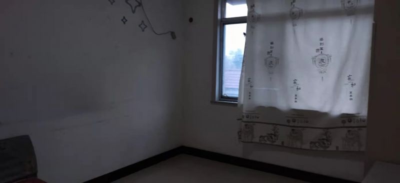 普通装修3室1厅1卫80m2600元/月