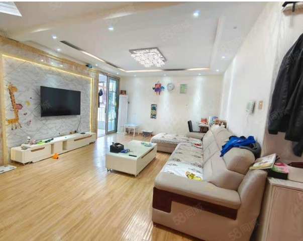 威尼斯三区   精装修3室2厅1卫120m2137万元