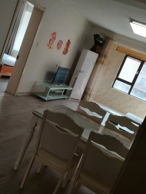 简装3室2厅1卫110m21700元/月领包即住