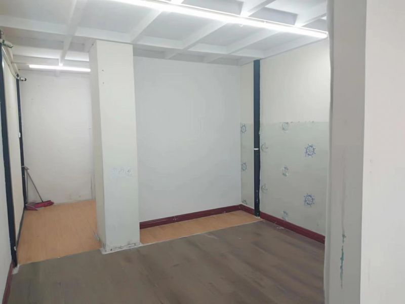 荆河公园东门对过荆河港湾一层沿河朝南门面房