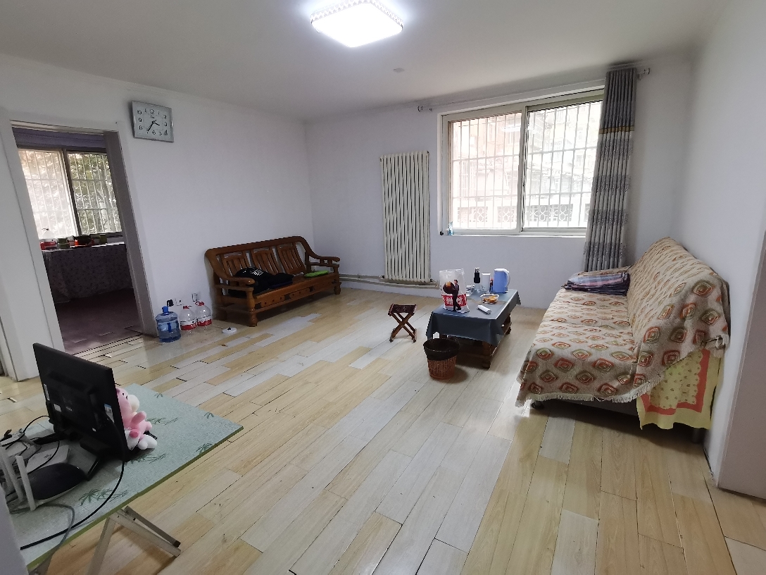 步行街小区 3室1厅1卫 108m2 91.6万元