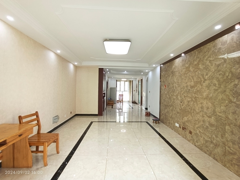 精装修3室2厅2卫142m21600元/月