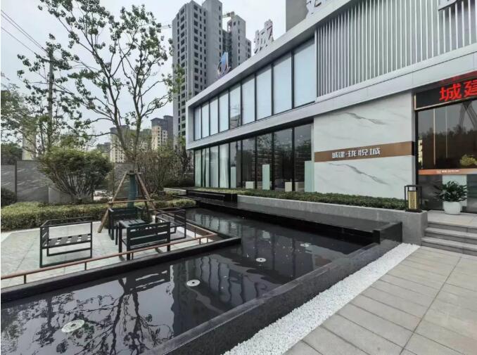 商品房位置佳，毛坯3室2厅2卫141m2110万元，免费送两个车位。已上房，随时签合同办房证。
