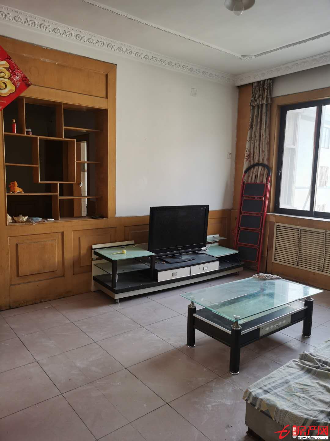 房屋在龙泉广场对过，荆河西岸，周围学校众多，小区宽敞